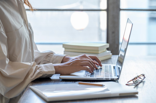 契約書・請求書の作成／書類管理